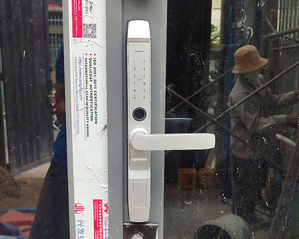 khóa điện tử lắp cửa đố hẹp