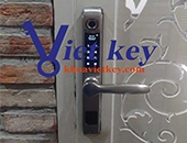 Lắp đặt khóa điện tử cửa nhôm Tenon VS13 và PHG KR8161